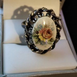 Vintage 70's Avon floral cameo ring